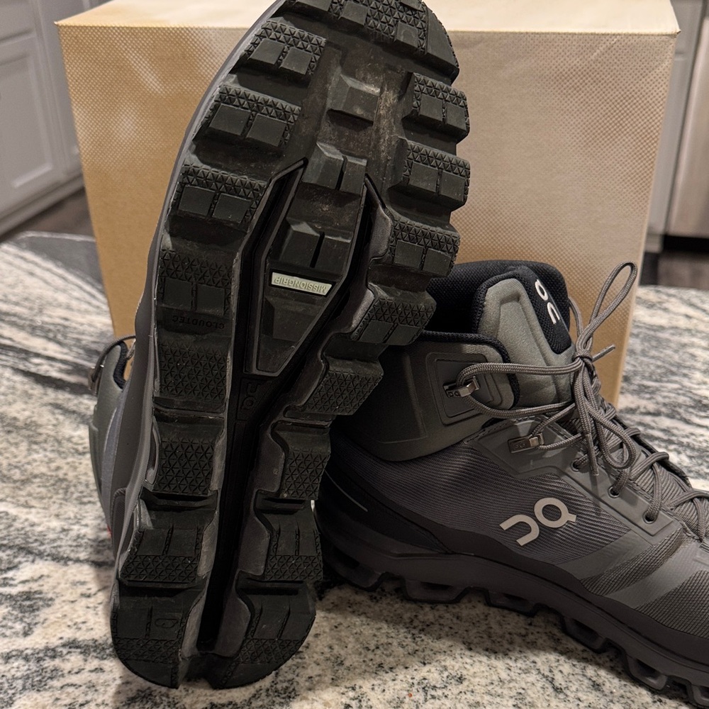 On Running Men's Black and Gray Boots - Picture 5 of 6